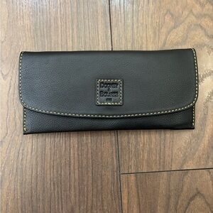 Dooney & Bourke Black Leather pebble grain clutch Wallet with Red Lining